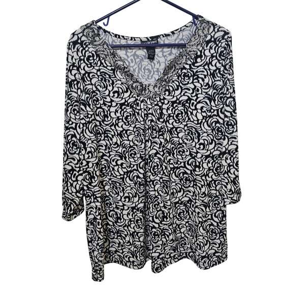Lane Bryant Tops - Lane Bryant Black White Rose Print Beaded V Neck 3/4 Sleeve Tunic Top 18/20W